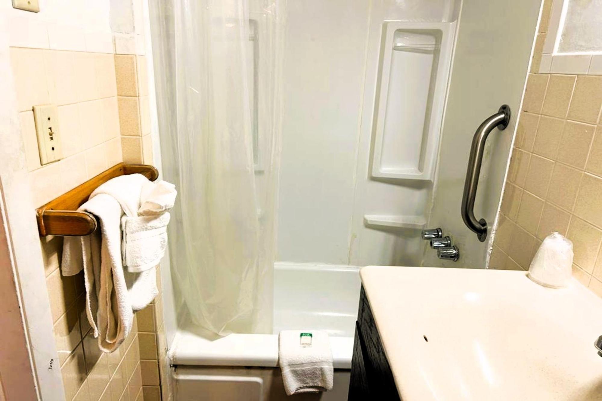 Delhi Buena Vista Inn Motel מראה חיצוני תמונה